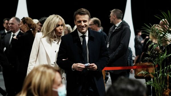 El presidente de Francia Emmanuel Macron con su esposa Brigitte - Sputnik Mundo
