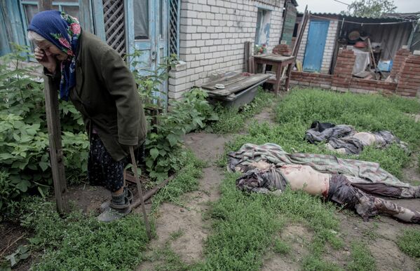 El 27 de junio de 2014, pueblo de Golubovka de la región de Donetsk. Unos ancianos lamentan la muerte de sus hijos debido a los bombardeos de las Fuerzas Armadas ucranianas. - Sputnik Mundo