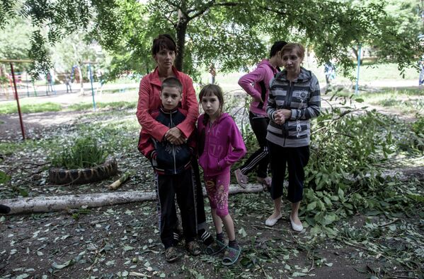 El 29 de junio de 2014. Los vecinos del barrio de Artióm en la ciudad de Slaviansk de la región de Donetsk, sobrevivieron a los bombardeos de las Fuerzas Armadas de Ucrania, pero se quedaron sin hogar. - Sputnik Mundo