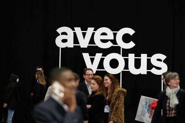 Así los partidarios de Emmanuel Macron en París esperaban el anuncio de los resultados electorales. - Sputnik Mundo