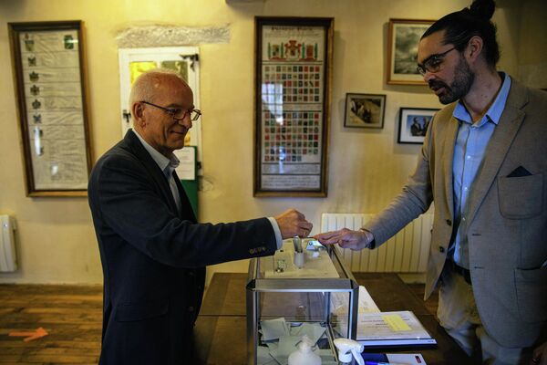 El alcalde del Monte Saint-Michel vota en un colegio electoral de su ciudad en las elecciones presidenciales francesas. - Sputnik Mundo