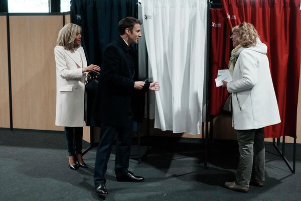 El presidente francés en funciones, Emmanuel Macron, y su esposa, Brigitte Macron, antes de votar en un colegio electoral en Le Touquet, en el norte de Francia. El presidente francés en funciones, Emmanuel Macron, y su esposa, Brigitte Macron, antes de votar en un colegio electoral en Le Touquet, en el norte de Francia. - Sputnik Mundo