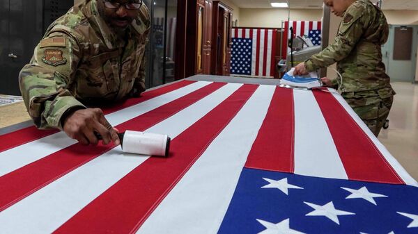 Fuerzas armadas de EEUU cuidando su bandera. - Sputnik Mundo