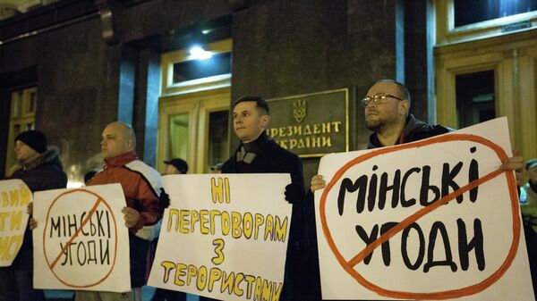 Участники митинга оппозиции у здания администрации президента Украины в Киеве с требованием отказаться от переговоров с Донбассом - Sputnik Mundo