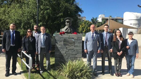 Diplomáticos rusos colocan ofrenda floral ante busto de Yuri Gagarin en Montevideo - Sputnik Mundo