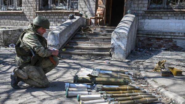 Un militar ruso en Mariúpol durante la operación especial militar rusa en Ucrania - Sputnik Mundo