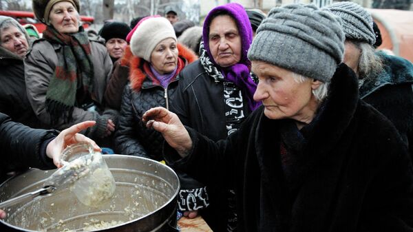 Жители получают пищу в городе Дебальцево Донецкой области - Sputnik Mundo
