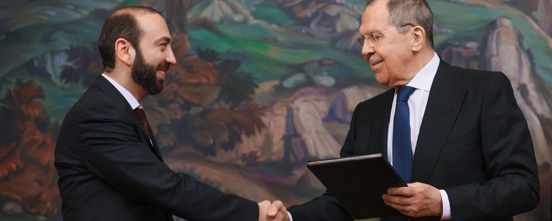 El ministro de Exteriores ruso, Serguéi Lavrov, con su homólogo armenio, Ararat Mirzoyán - Sputnik Mundo, 1920, 15.04.2022