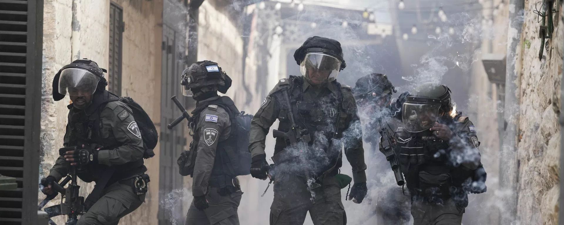 Enfrentamiento entre palestinos y fuerzas de seguridad israelíes frente a la mezquita de Al Aqsa de Jerusalén Enfrentamiento entre palestinos y fuerzas de seguridad israelíes frente a la mezquita de Al Aqsa de Jerusalén - Sputnik Mundo, 1920, 02.09.2023