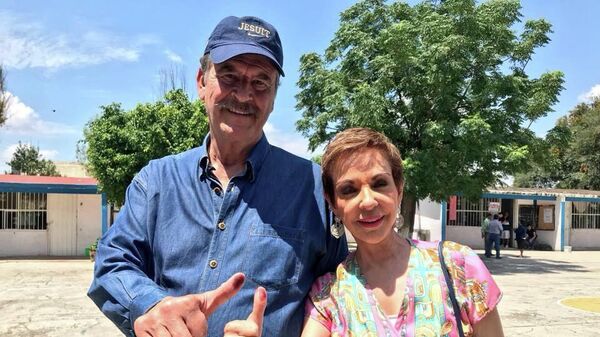 El expresidente de México Vicente Fox acompañado de su esposa, Marta Sahagún. - Sputnik Mundo