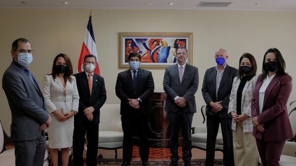 El presidente de Costa Rica, Carlos Alvarado, recibió al mandatario electo, Rodrigo Chaves - Sputnik Mundo