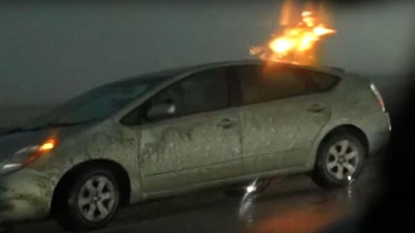 Un rayo golpea un Toyota Prius - Sputnik Mundo
