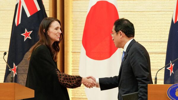La primera ministra  de Nueva Zelanda, Jacinda Ardern y  el primer ministro de Japón, Fumio Kishida - Sputnik Mundo