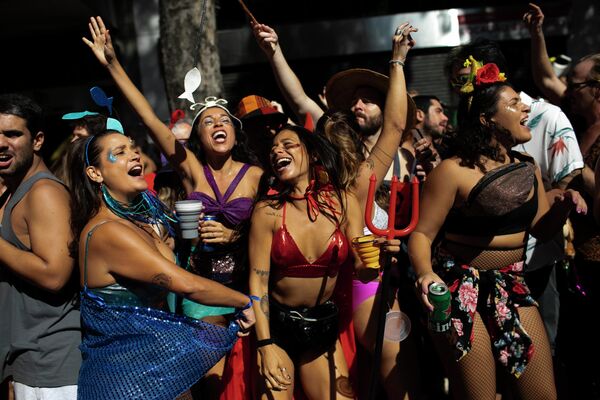Un grupo de jóvenes celebra una fiesta callejera denominada blocos en Río de Janeiro (Brasil), el 21 de abril de 2022. - Sputnik Mundo