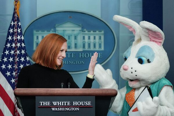 El 18 de abril de 2022, la portavoz de la Casa Blanca, Jen Psaki, subió a la palestra y se encontró a un conejo de Pascua ofreciendo una rueda de prensa. - Sputnik Mundo