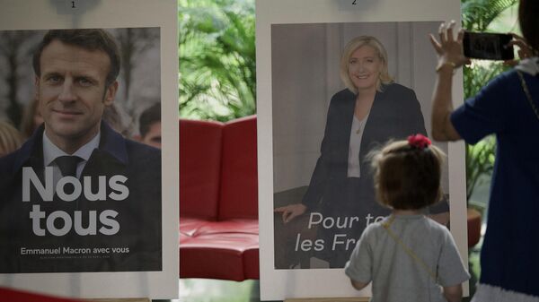Carteles del candidato centrista y actual mandatario, Emmanuel Macron, y su rival de derecha, Marine Le Pen - Sputnik Mundo