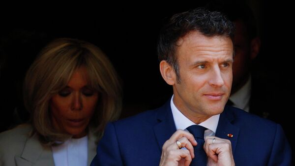 Emmanuel Macron, presidente de Francia, y la primera dama Brigitte Macron tras las elecciones presidenciales el 24 de abril del 2022 - Sputnik Mundo