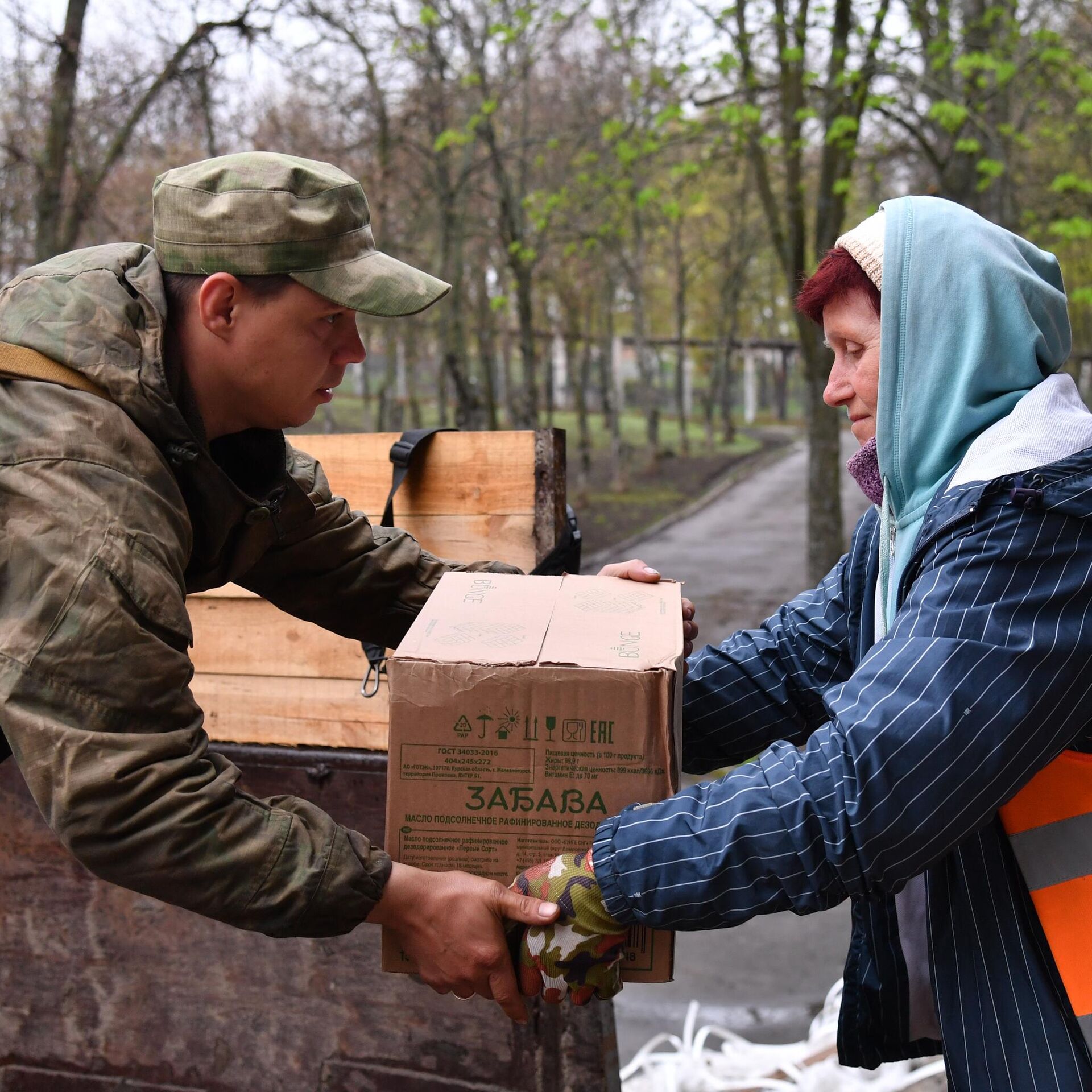 Помощь мирным жителям. Военные помогают жителям. Военные волонтеры. Военные раздают гуманитарную. Русские военные раздают гуманитарную помощь.