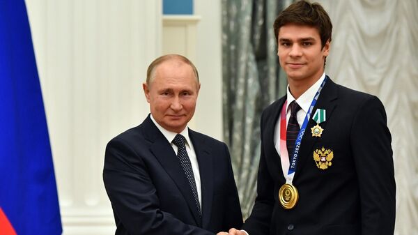 El presidente de Rusia, Vladímir Putin y el nadador ruso, Evgeny Rylov - Sputnik Mundo