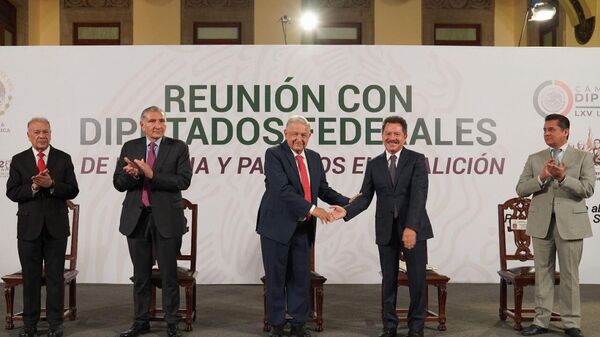 El presidente de México, Andrés Manuel López Obrador, saluda al diputado Ignacio Mier Velazco. - Sputnik Mundo