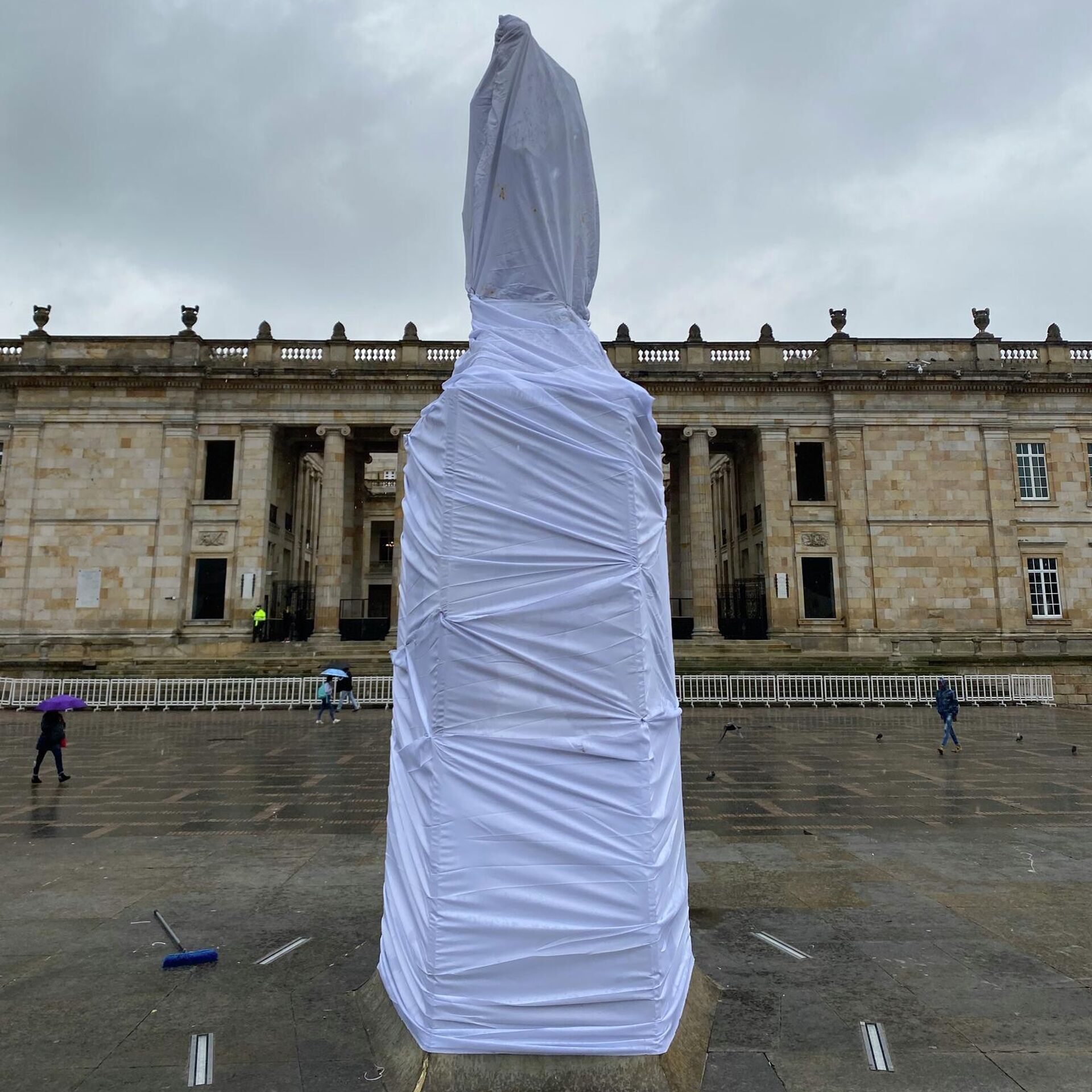 Estatua de Simón Bolívar envuelta en lona blanca para evitar que la vandalicen - Sputnik Mundo, 1920, 29.04.2022