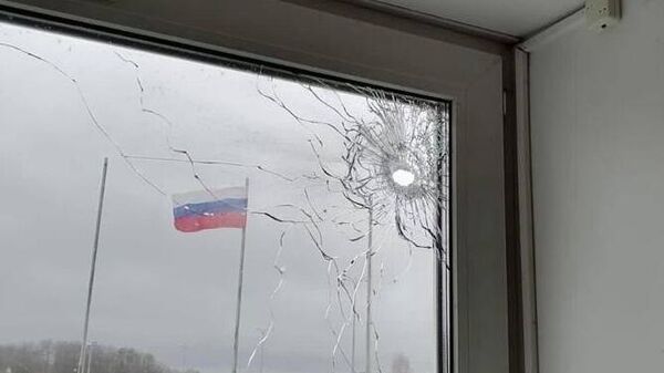 Cristal roto en un puesto fronterizo en la provincia rusa de Briansk - Sputnik Mundo