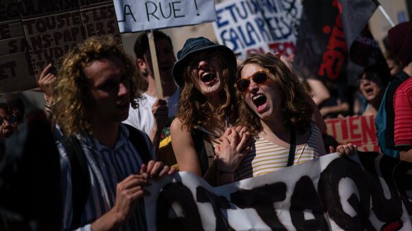 Los manifestantes salen a las calles de París para celebrar el Día Internacional del Trabajador este 1 de mayo - Sputnik Mundo