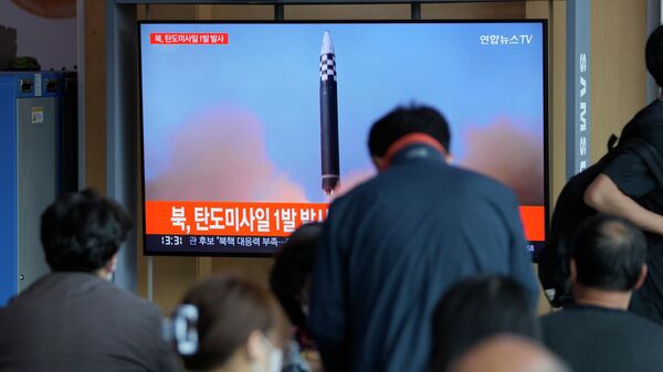 Lanzamiento de un misil por Pyongyang - Sputnik Mundo