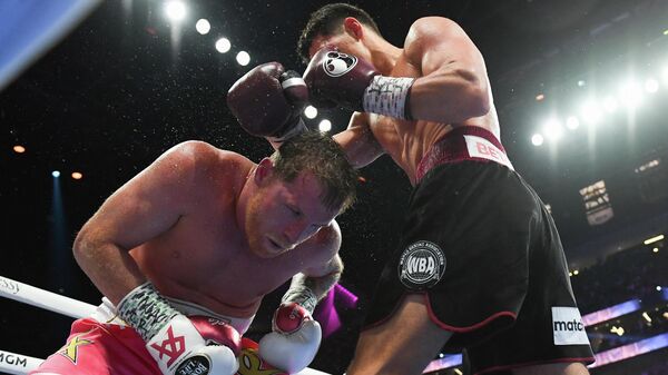 El boxeador ruso Dmitri Bivol golpea a su rival mexicano Canelo Álvarez durante su pelea de boxeo por el título mundial de peso semipesado en el T-Mobile Arena en Las Vegas, Nevada, el 7 de mayo de 2022 - Sputnik Mundo