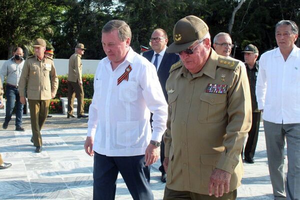 El embajador de Rusia en Cuba, Andréi Guskov (izquierda) junto al general Álvaro López Miera, ministro de las Fuerzas Armadas cubanas - Sputnik Mundo