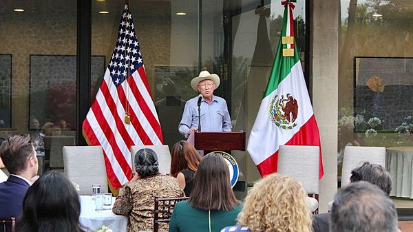 El embajador de Estados Unidos en México, Ken Salazar, durante un evento diplomático en la capital mexicana - Sputnik Mundo