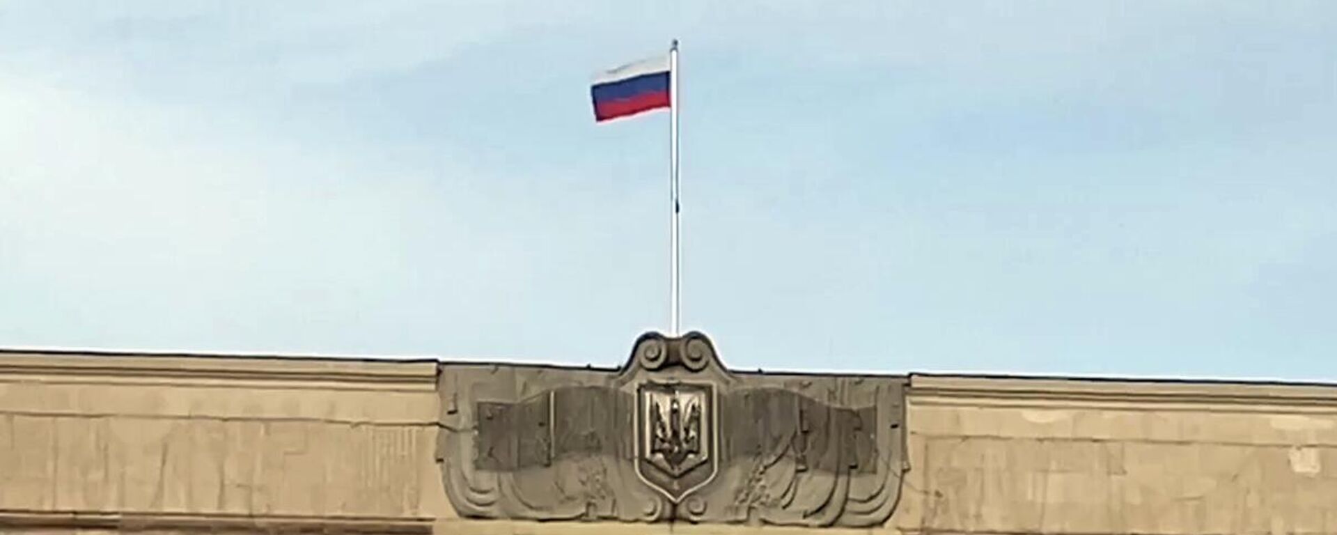 Bandera rusa sobre el edificio de la administración de la ciudad de Jersón - Sputnik Mundo, 1920, 21.06.2022