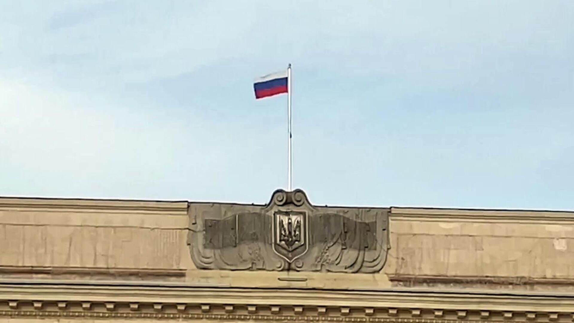 Bandera rusa sobre el edificio de la administración de la ciudad de Jersón - Sputnik Mundo, 1920, 21.06.2022