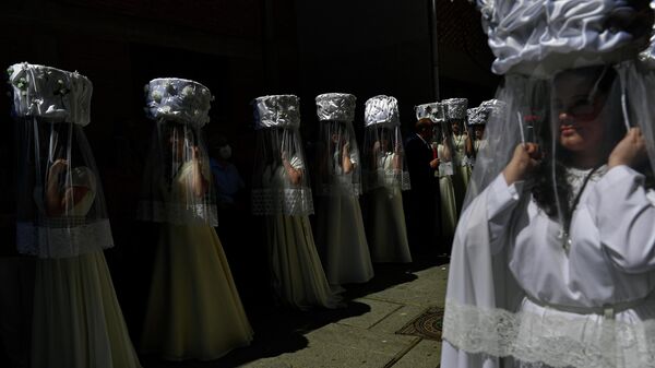Participants take part in ''Bread Procession of the Saint'' in Santo Domingo de La Calzada, Spain - Sputnik Mundo