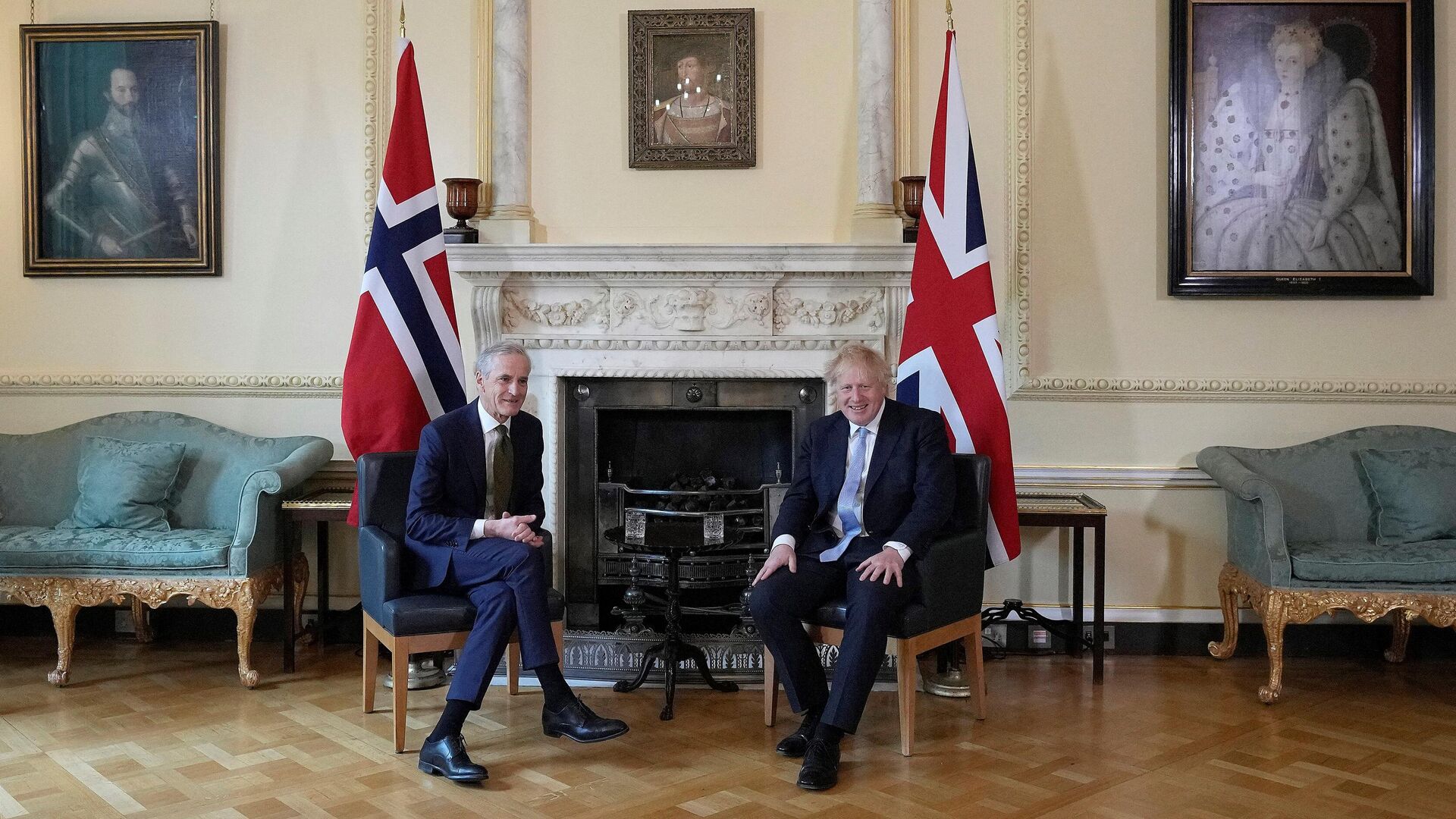 El primer ministro británico, Boris Johnson y su homólogo noruego, Jonas Gahr Store - Sputnik Mundo, 1920, 13.05.2022