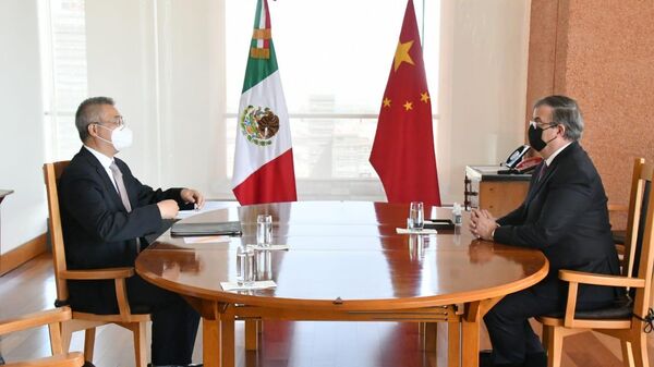El canciller mexicano, Marcelo Ebrard, y el embajador chino, Zhu Qingqiao - Sputnik Mundo