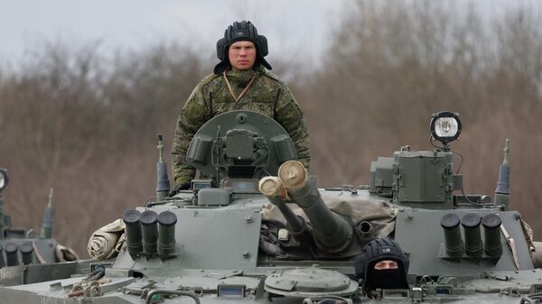 Un soldado ruso en un BMP-3 - Sputnik Mundo