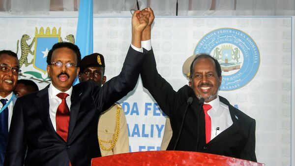 Hassan Sheikh Mohamud (derecha) marca su victoria electoral con el actual líder Mohamed Abdullahi Mohamed (izquierda) - Sputnik Mundo