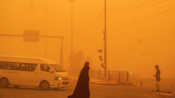 Una tormenta de arena golpea la capital iraquí, Bagdad, el 16 de mayo de 2022 - Sputnik Mundo