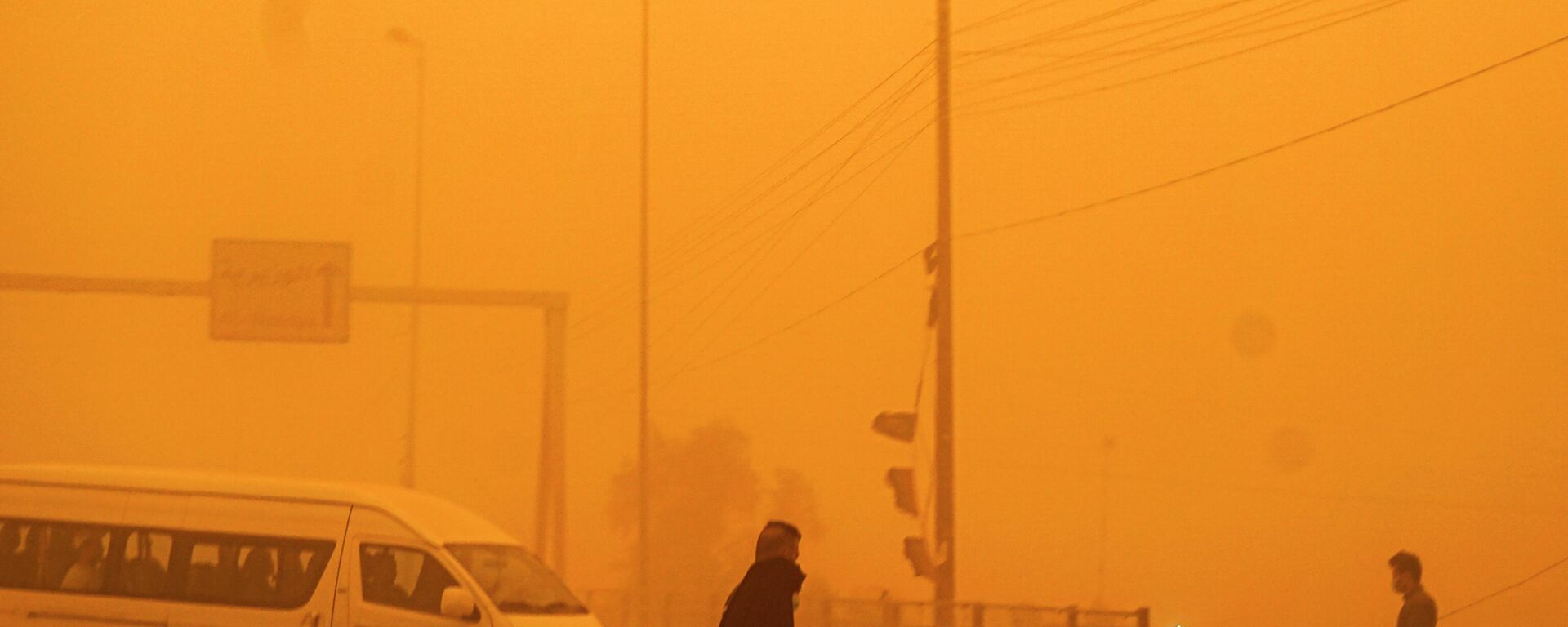 Una tormenta de arena golpea la capital iraquí, Bagdad, el 16 de mayo de 2022 - Sputnik Mundo, 1920, 16.05.2022