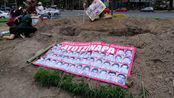 Protesta de familiares de desaparecidos en la glorieta en cuestión el 9 de mayo. - Sputnik Mundo