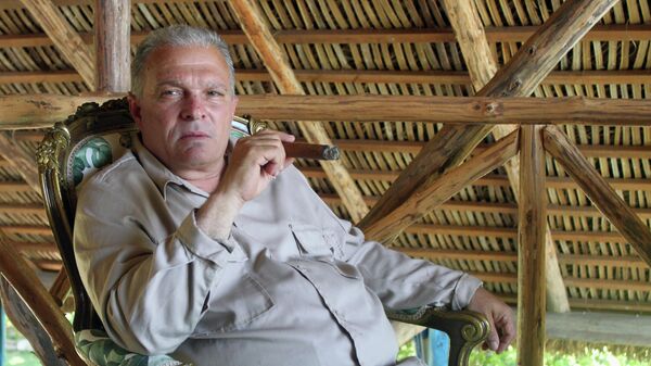 Héctor Luis Prieto, productor de tabaco cubano, y Hombre-Habano más joven de Cuba  - Sputnik Mundo