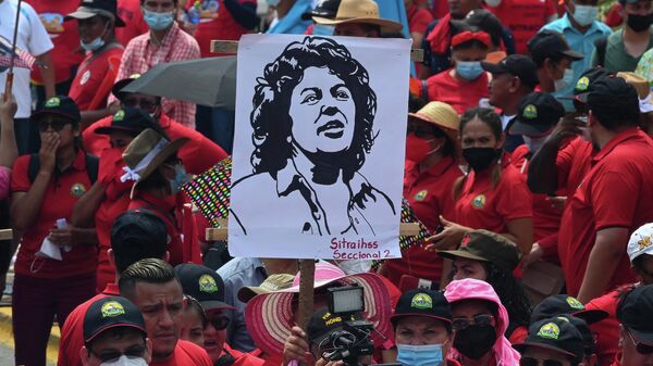 Empleados del Sindicato de Trabajadores del Instituto Hondureño del Seguro Social sostienen un cartel de la líder indígena asesinada Berta Cáceres durante la manifestación del Primero de Mayo (Día del Trabajo) en San Pedro Sula, Honduras, el 1 de mayo de 2022 - Sputnik Mundo