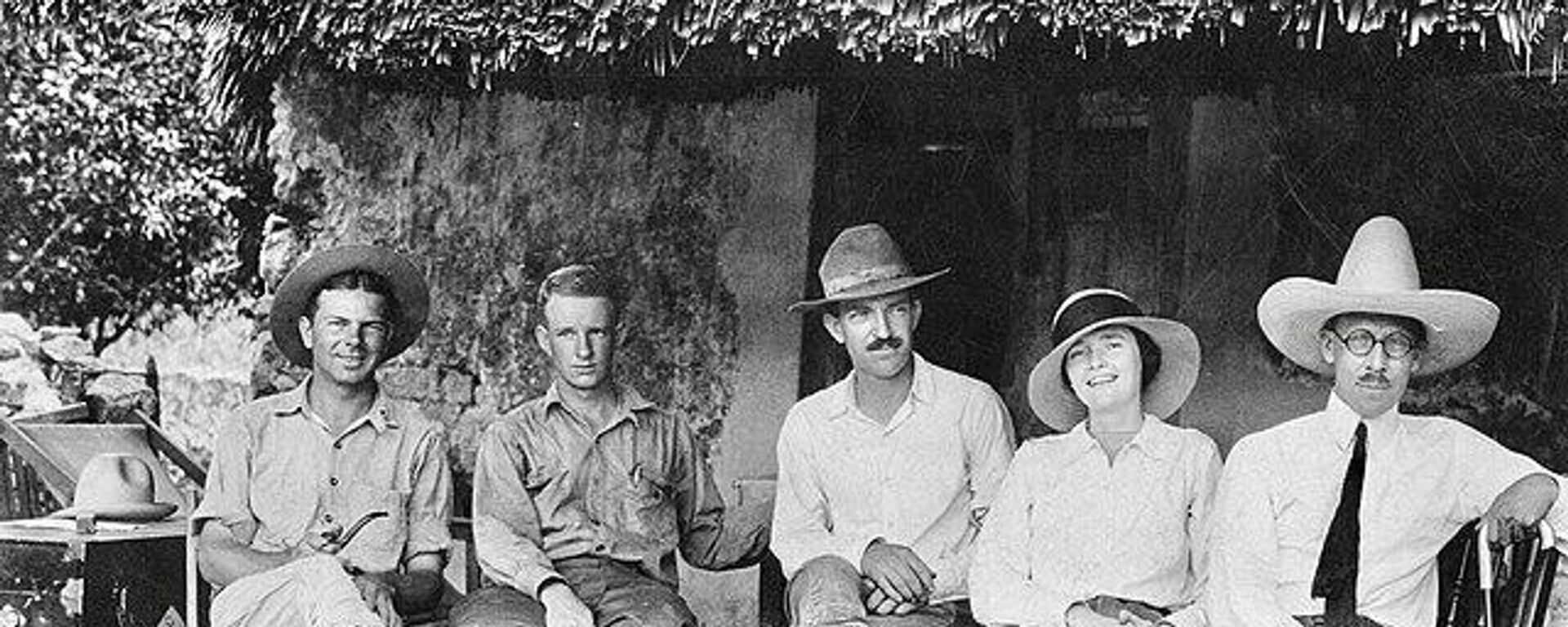 De sombrero mexicano en el extremo derecho de la imagen, Sylvanus Morley. - Sputnik Mundo, 1920, 18.05.2022