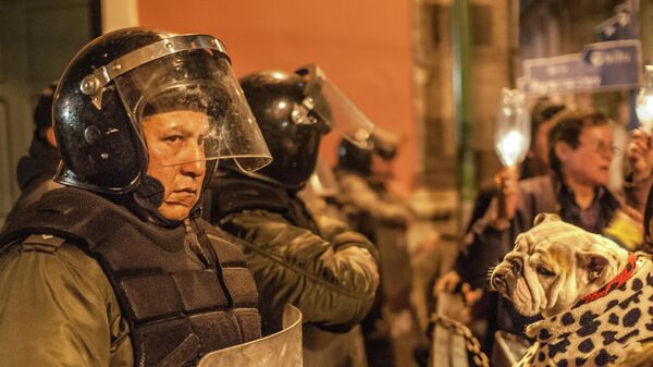 Un policía de Bolivia durante una manifestación - Sputnik Mundo