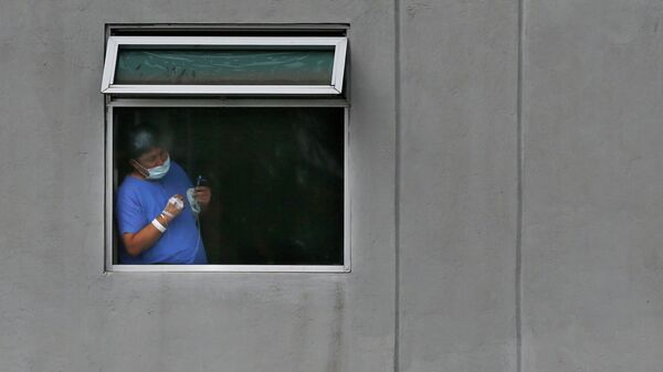 Médico descansa a lado de la ventana - Sputnik Mundo