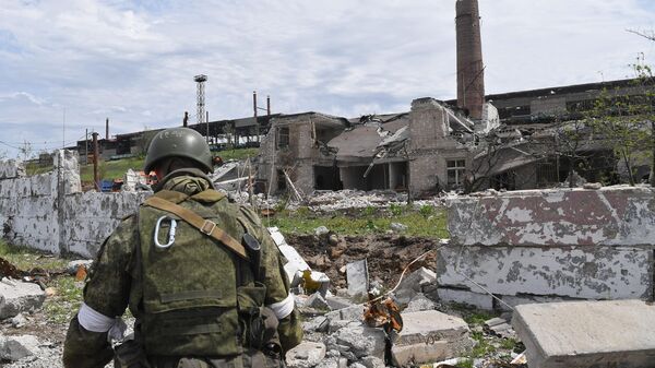 Las unidades de ingeniería de las Fuerzas Armadas rusas y la Milicia Popular de la RPD están desminando el territorio de la planta de Azovstal en Mariúpol. - Sputnik Mundo