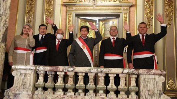 El presidente peruano, Pedro Castillo, junto a los nuevos ministros designados el 22 de mayo - Sputnik Mundo