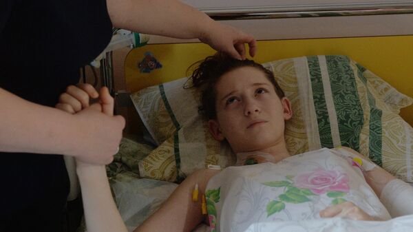 14-летняя Оксана Войнаровская из Макеевки во время лечения в Москве - Sputnik Mundo