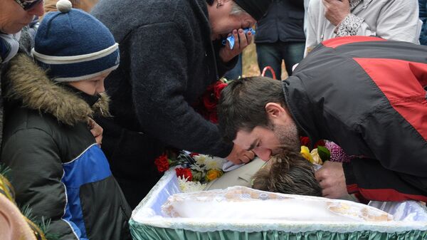 Прощание со школьниками, погибшими при артобстреле школы в Донецке - Sputnik Mundo